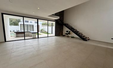 CASA EN VENTA MERIDA, ZONA CPUNTRY, PRIVADA PROVINCIA CON CAMPO DE GOLF, ENTREGA INMEDIATA. VENTA