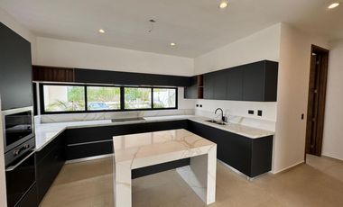 CASA EN VENTA MERIDA, ZONA CPUNTRY, PRIVADA PROVINCIA CON CAMPO DE GOLF, ENTREGA INMEDIATA. VENTA