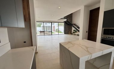 CASA EN VENTA MERIDA, ZONA CPUNTRY, PRIVADA PROVINCIA CON CAMPO DE GOLF, ENTREGA INMEDIATA. VENTA