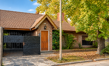 Castelar Norte - Venta - Chalet 7 Ambientes
