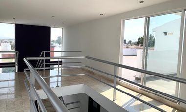 RENTA DEPARTAMENTO ZONA UDLAP, 2 RECAMRAS 2 1/2 BAÑOSCASETA DE VIGILANCIA 24/7  ROOFGARDEN PRIVADO POR DEPARTAMENTO.  SALÓN DE USOS MÚLTIPLES CON BAÑO