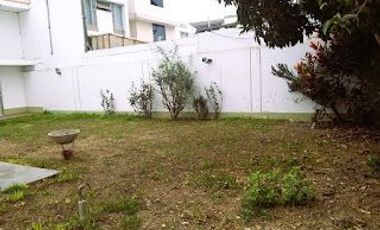 VENDO LINDA CASA SURCO AT 300 M2 c/AV MCAL CASTILLA 2 PISOS