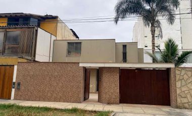 VENDO LINDA CASA SURCO AT 300 M2 c/AV MCAL CASTILLA 2 PISOS