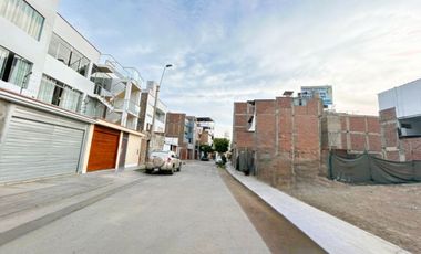 🔥 ¡LOTE ESQUINERO FRENTE A REAL PLAZA CHORRILLOS! - Zonificación RDM (4 Pisos)