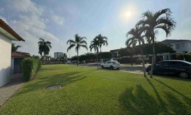 ¡Exclusiva Villa Moderna en Isla Mocolí!