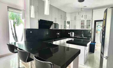 ¡Exclusiva Villa Moderna en Isla Mocolí!