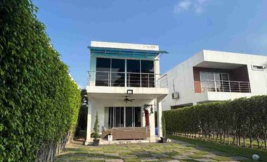 ¡Exclusiva Villa Moderna en Isla Mocolí!