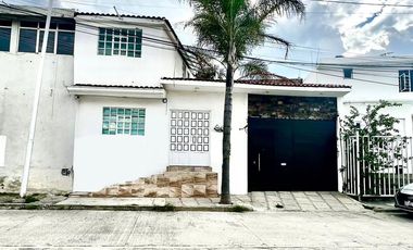 Casa en venta en Sta. Cruz Buenavista, Vía Volkswagen con RECÁMARA EN PLANTA BAJA y dos locales