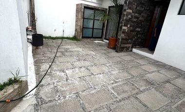 Casa en venta en Sta. Cruz Buenavista, Vía Volkswagen con RECÁMARA EN PLANTA BAJA y dos locales