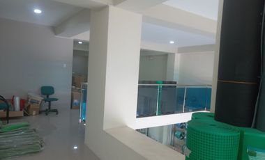 Local Comercial de Arriendo, Machala El Oro, con Mesanine
