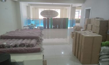 Local Comercial de Arriendo, Machala El Oro, con Mesanine