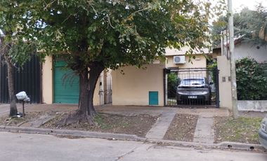 Castelar Sur - Venta - Casa + Depto en planta alta