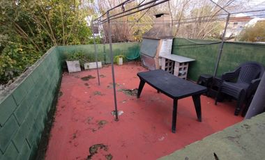 Castelar Sur - Venta - Casa + Depto en planta alta