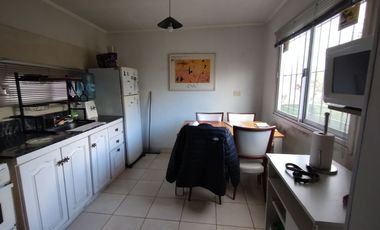 Castelar Sur - Venta - Casa + Depto en planta alta