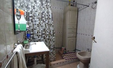 Castelar Sur - Venta - Casa + Depto en planta alta