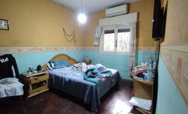 Castelar Sur - Venta - Casa + Depto en planta alta