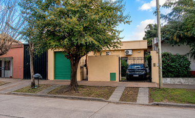 Castelar Sur - Venta - Casa + Depto en planta alta