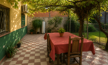 Castelar Sur - Venta - Casa + Depto en planta alta