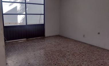 Rento amplia casa dentro de conjunto cerrado en Col.  Xonaca 3 recamaras 1.5 baños cochera 2 autos $9500