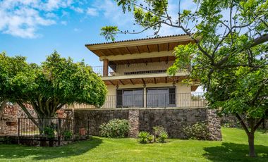 Espectacular residencia en Raquet Club