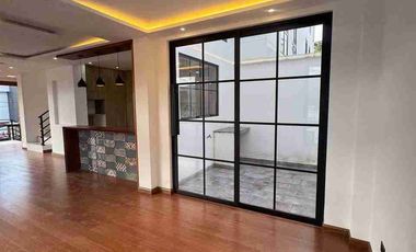 Venta de Casa de Lujo en Amable María, cerca del Colegio Eugenio Espejo y la clínica CIMA, Loja - Ecuador