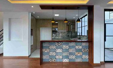 Venta de Casa de Lujo en Amable María, cerca del Colegio Eugenio Espejo y la clínica CIMA, Loja - Ecuador