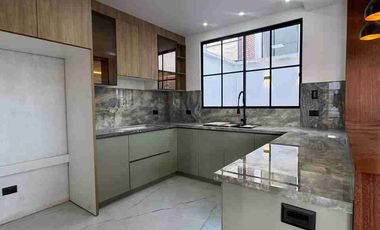 Venta de Casa de Lujo en Amable María, cerca del Colegio Eugenio Espejo y la clínica CIMA, Loja - Ecuador