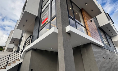 Venta de Casa de Lujo en Amable María, cerca del Colegio Eugenio Espejo y la clínica CIMA, Loja - Ecuador