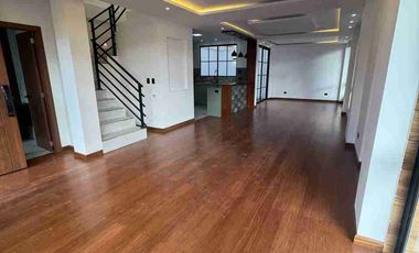 Venta de Casa de Lujo en Amable María, cerca del Colegio Eugenio Espejo y la clínica CIMA, Loja - Ecuador