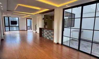 Venta de Casa de Lujo en Amable María, cerca del Colegio Eugenio Espejo y la clínica CIMA, Loja - Ecuador