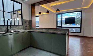 Venta de Casa de Lujo en Amable María, cerca del Colegio Eugenio Espejo y la clínica CIMA, Loja - Ecuador