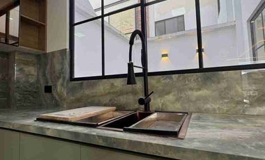 Venta de Casa de Lujo en Amable María, cerca del Colegio Eugenio Espejo y la clínica CIMA, Loja - Ecuador