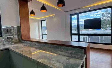 Venta de Casa de Lujo en Amable María, cerca del Colegio Eugenio Espejo y la clínica CIMA, Loja - Ecuador