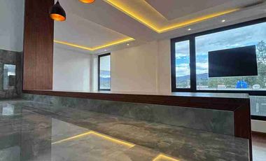 Venta de Casa de Lujo en Amable María, cerca del Colegio Eugenio Espejo y la clínica CIMA, Loja - Ecuador