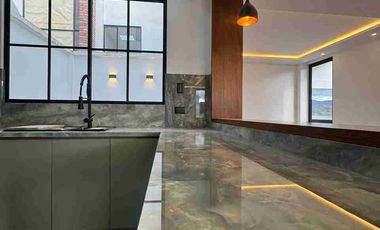 Venta de Casa de Lujo en Amable María, cerca del Colegio Eugenio Espejo y la clínica CIMA, Loja - Ecuador