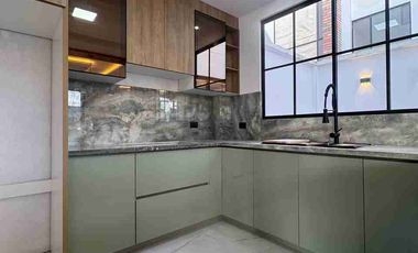 Venta de Casa de Lujo en Amable María, cerca del Colegio Eugenio Espejo y la clínica CIMA, Loja - Ecuador