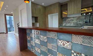 Venta de Casa de Lujo en Amable María, cerca del Colegio Eugenio Espejo y la clínica CIMA, Loja - Ecuador