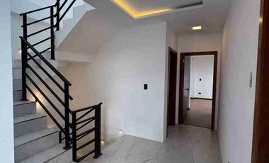 Venta de Casa de Lujo en Amable María, cerca del Colegio Eugenio Espejo y la clínica CIMA, Loja - Ecuador