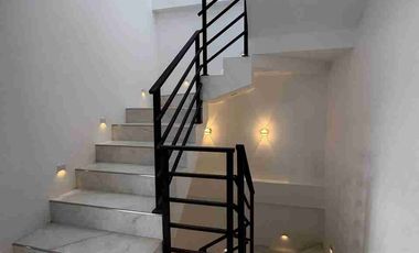 Venta de Casa de Lujo en Amable María, cerca del Colegio Eugenio Espejo y la clínica CIMA, Loja - Ecuador