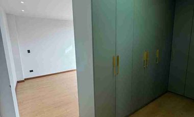 Venta de Casa de Lujo en Amable María, cerca del Colegio Eugenio Espejo y la clínica CIMA, Loja - Ecuador