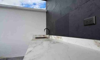 Venta de Casa de Lujo en Amable María, cerca del Colegio Eugenio Espejo y la clínica CIMA, Loja - Ecuador