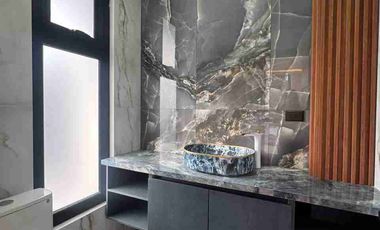 Venta de Casa de Lujo en Amable María, cerca del Colegio Eugenio Espejo y la clínica CIMA, Loja - Ecuador