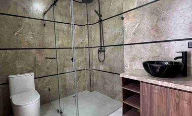 Venta de Casa de Lujo en Amable María, cerca del Colegio Eugenio Espejo y la clínica CIMA, Loja - Ecuador