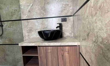 Venta de Casa de Lujo en Amable María, cerca del Colegio Eugenio Espejo y la clínica CIMA, Loja - Ecuador