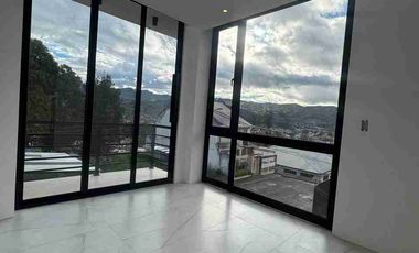 Venta de Casa de Lujo en Amable María, cerca del Colegio Eugenio Espejo y la clínica CIMA, Loja - Ecuador