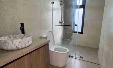 Venta de Casa de Lujo en Amable María, cerca del Colegio Eugenio Espejo y la clínica CIMA, Loja - Ecuador