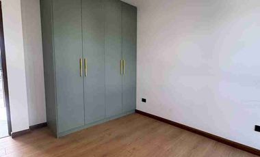 Venta de Casa de Lujo en Amable María, cerca del Colegio Eugenio Espejo y la clínica CIMA, Loja - Ecuador