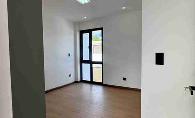 Venta de Casa de Lujo en Amable María, cerca del Colegio Eugenio Espejo y la clínica CIMA, Loja - Ecuador