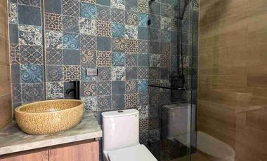 Venta de Casa de Lujo en Amable María, cerca del Colegio Eugenio Espejo y la clínica CIMA, Loja - Ecuador