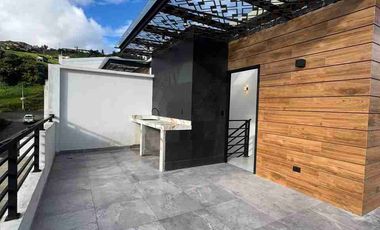 Venta de Casa de Lujo en Amable María, cerca del Colegio Eugenio Espejo y la clínica CIMA, Loja - Ecuador